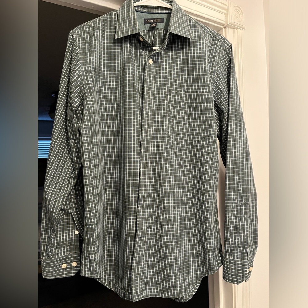 Banana Republic, non-iron classic fit, long sleeve dress shirt. EUC